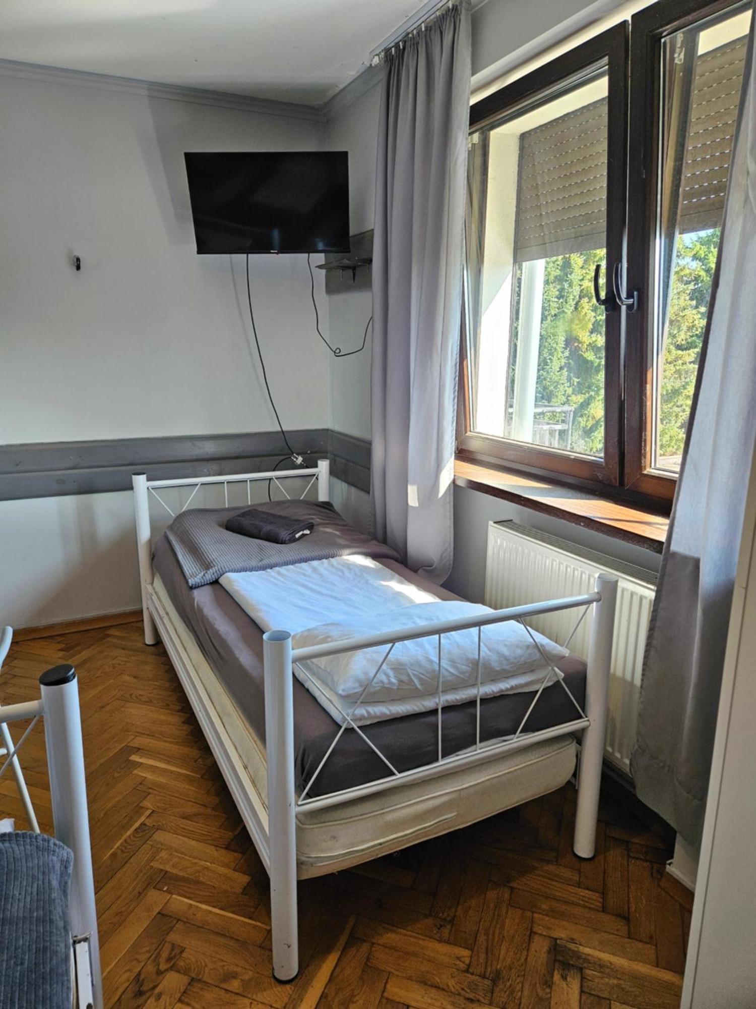 Pokoje Pracownicze Кімнати Для Працівників,Гуртожиток Сважендз Экстерьер фото